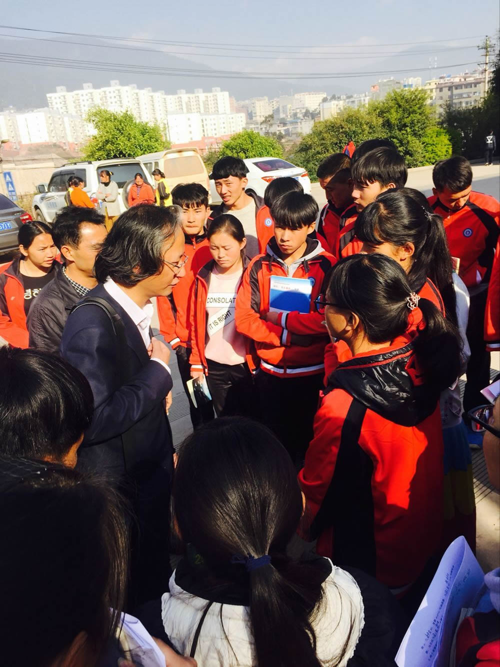 富而思源、回報(bào)社會(huì)—戴翔攜北侖企業(yè)家代表到武定民族中學(xué)進(jìn)行愛(ài)心捐贈(zèng)